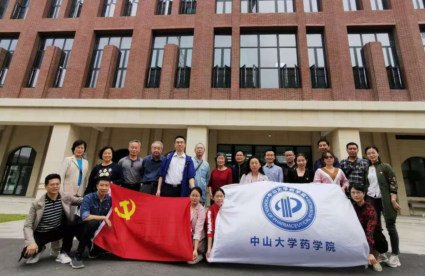 yl23455永利集团教工第一党支部及退休老师在深圳校区的合影